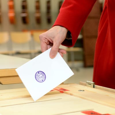 En kvinna röstar i riksdagsvalet 2015.
