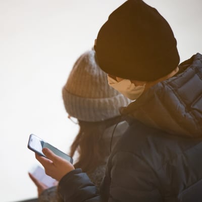 Människor tittar på telefoner. 