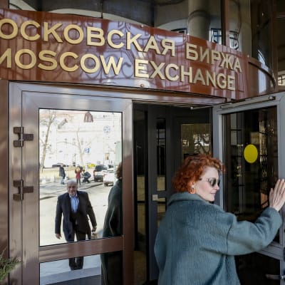 börsen öppnade i Moskva en månad efter invasionen i Ukraina
