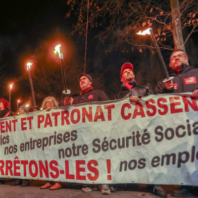 Demonstranter i Marseilles protesterar mot regeringens plan att höja pensionsåldern