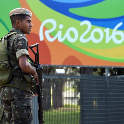 Under ett massivt säkerhetspådrag kämpar OS-arrangörerna i Rio de Janeiro med att bli klara i tid.