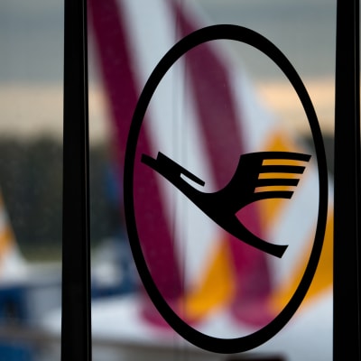 Lufthansas logo, i bakgrunden lågprisbolaget Germanwings logo