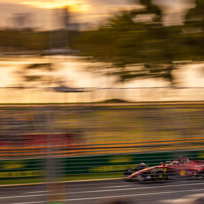 Charles Leclerc rattar sin Ferrari i Melbourne 2022.