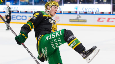 Arttu Ruotsalainen jublar efter mål.