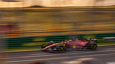 Charles Leclerc rattar sin Ferrari i Melbourne 2022.