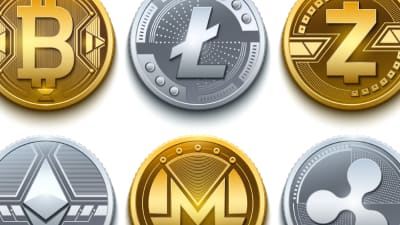Närbild på flera mynt som föreställer kryptovalutor