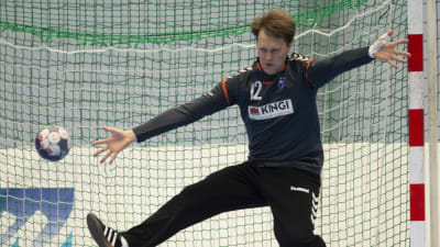 Patrik Roslander försöker rädda en boll.