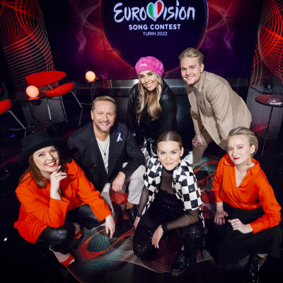 Eva Frantz, Mikko Silvennoinen, Katri Norrlin, Märta Westerlund, Benjamin Peltonen och Petra Laiti sitter på studiogolvet i Eurovisionsbubblan
