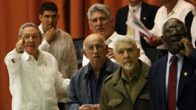 Raul Castro pekar på något i den kubanska Nationalförsamlingen.