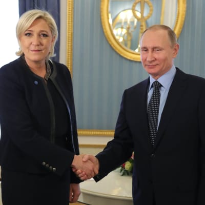 Marine Le Pen och Vladimir Putin träffades i Moskva den 24 mars.