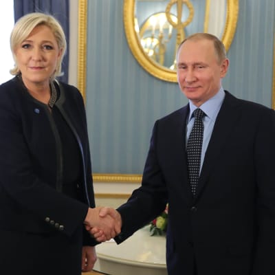Den franska presidentkandidaten Marine Le Pen träffar Rysslands president Vladimir Putin i Moskva.