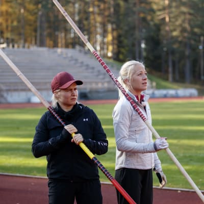 Petra Olli ja Kaisa Mäkäräinen kuvattuna seiväshyppyharjoituksissa.