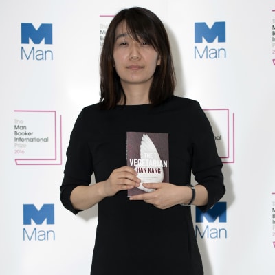 Eteläkorealainen Han Kang ja teoksensa The Vegetarian on valittu kansainvälisen Man Booker -kirjallisuuspalkinnon saajaksi. Palkinto jaettiin Lontoossa 16.5. 2016.