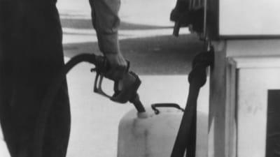 En man hamstrar bensin under oljekrisen år 1973.