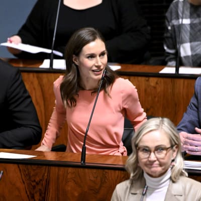 SDP:n Ilmari Nurminen (vas), puheenjohtaja Sanna Marin, Eeva-Johanna Eloranta ja Timo Harakka eduskunnan täysistunnossa.