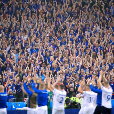 Islannin pelaajat kiittävät kannattajiaan vuoden 2016 EM-kisoissa.