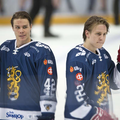 Miro Heiskanen och Eeli Tolvanen på isen.