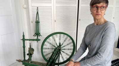 Konstnär Mia Damberg har skaffat en spinnrock.