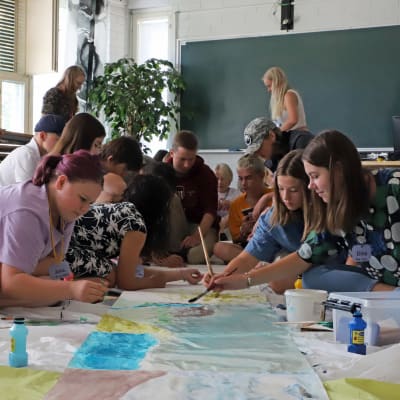 Rippileiriläiset piirtävät luomiskertomusta kansainvälisen rippikoulun oppitunnilla Pieksämäellä elokuussa 2022.