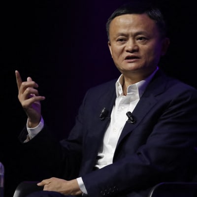 Jack Ma istuu tuolissa etusormi pystyssä