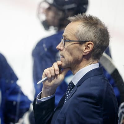 Suomen naisten maajoukkueen päävalmentaja Pasi Mustonen kuvassa.