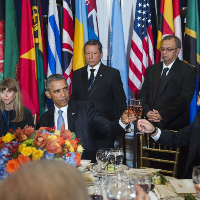 Barack Obama och Vladimir Putin skålar efter tal inför FN:s generalförsamling.