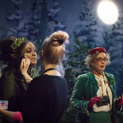 Smink och regi pågår i tv-studion vid inspelningarna av Jul i Hittehatt