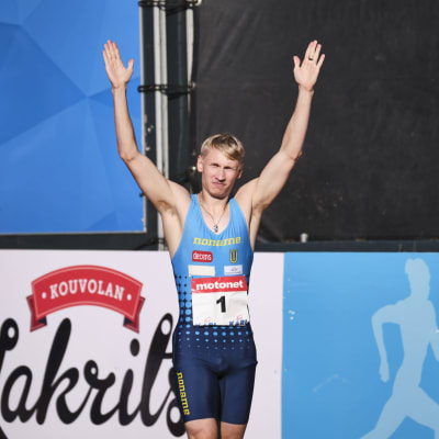 Samuli Samuelsson med händerna i vädret efter rekordloppet i Jyväskylä i juli 2020.