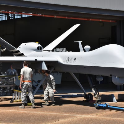 Miehittämätön lentoalus MQ-9 Reaper huollossa.
