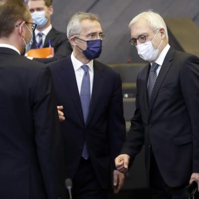 Natos generalsekreterare Jens stoltenberg och ryssland vice utrikesminister Aleksandr Grusjko.