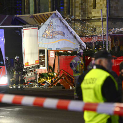 En lastbil har kört in i en folksamling på en julmarknad i Berlin. Bild från olycksplatsen.