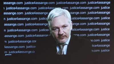 Wikileaks grundare Julian Assange håller presskonferens från Ecuadors ambassad