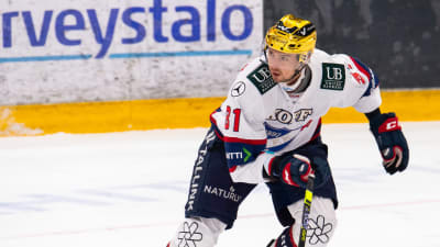 HIFK:s Eetu Koivistoinen glider runt på isen.