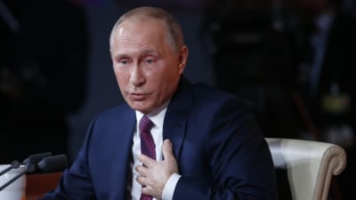 Vladimir Putin pratar med handen på bröstet