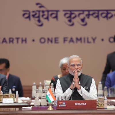 Indiens premiärminister Narendra Modi sitter vid ett mötesbord.