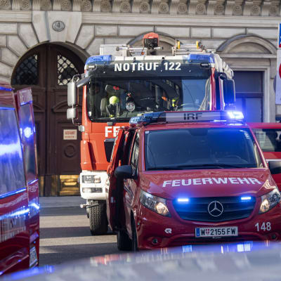 Räddningspersonal utanför raserad byggnad i Wien. En gasexplosion misstänks ligga bakom raset.