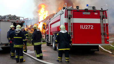 Brandmän, brandbilar och brand i Sibbo i september 2020
