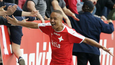 Carlson Erikson i HIFK firar ett mål.