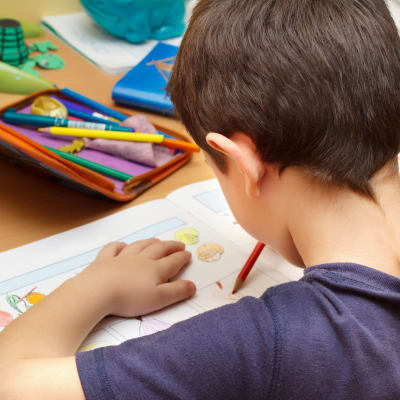 Pojke gör uppgifter i skolan