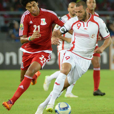 Ivan Esono (EQG) och Yassine Chikhaoui (TUN) i hård kamp.