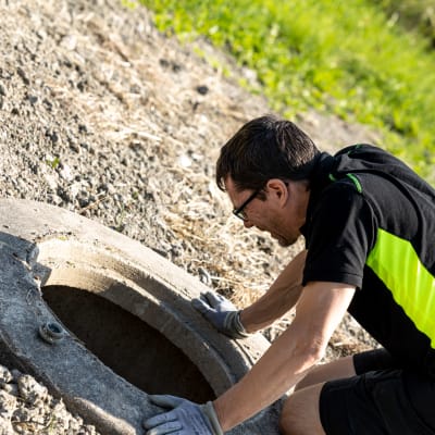 en man som utför arbete i en brunn.