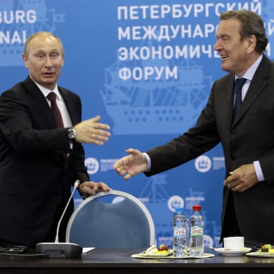 Gerhard Schröder ja Vladimir Putin Pietarin talousfoorumissa 21. kesäkuuta 2012.