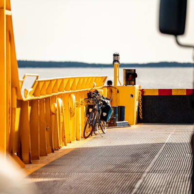Bild av en cykel på en färja.