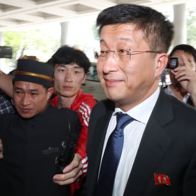 Kim Hyok-Chol, Nordkoreas chefsförhandlare i nedrustningsfrågor avrättades på en militär flygplats en månad efter toppmötet i Vietnam enligt Chosun Ilbo 