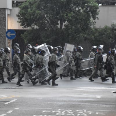 Poliser i kravallutrustning på Hongkongs gator. 