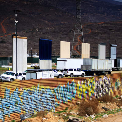 Åtta alternativa murmodeller förevisas i på gränsens till  Mexiko.