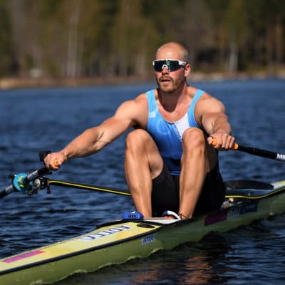 Joel Naukkarinen roddtränar.