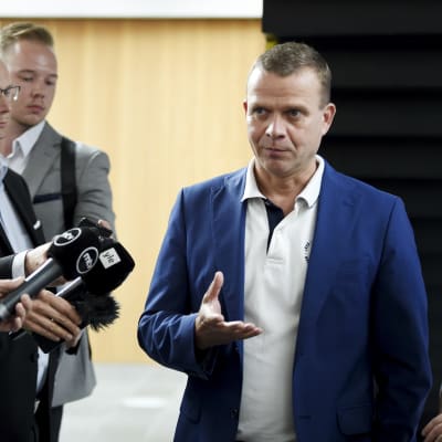 Finansminister Petteri Orpo svarar på frågor under de samlingspartistiska ministrarnas sommarmöte i Joensuu den 13 augusti 2018.