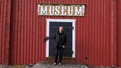 Kaj Irjala utanför Närpes jordbruksmuseum.
