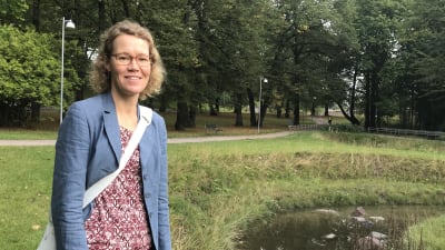 Kajsa Rosqvist står invid en dagvattenansamling.